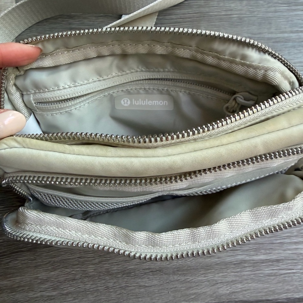Lululemon everywhere crossbody crossbody bag - Picture 9 of 10